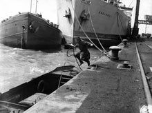 Load image into Gallery viewer, Seagulls Die in the Harbour (Meeuwen sterven in de haven, Rik Kuypers, Ivo Michiels & Roland Verhavert, 1955)