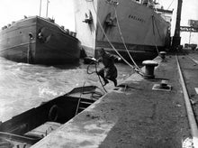 Load image into Gallery viewer, Seagulls Die in the Harbour (Meeuwen sterven in de haven, Rik Kuypers, Ivo Michiels &amp; Roland Verhavert, 1955)
