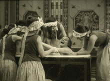 Charger l&#39;image dans la galerie, La princesse aux huîtres (Die Austernprinzessin) Ernst Lubitsch, 1919. 
Avec musique de Peter Vermeersch &amp; de la Flat Earth Society
